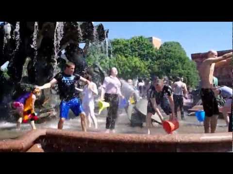 2012-05-20 - Wasserschlacht im Neptunbrunnen am Alex.avi