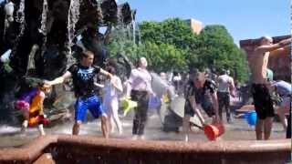 2012-05-20 - Wasserschlacht im Neptunbrunnen am Alex.avi