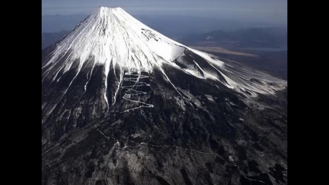 Фудзи это. Вулкан Фудзияма. Вулкан Фудзияма действующий. Вершина горы Фудзияма. Вулкан Фудзияма извержение.