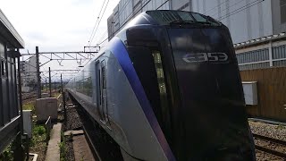 E353系 S107編成 特急あずさ30号新宿行が17分遅れて立川駅3番線に入線するシーン