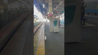 E657系の回送勝田駅発車隣にはE653系水色のフレッシュひたちカラー