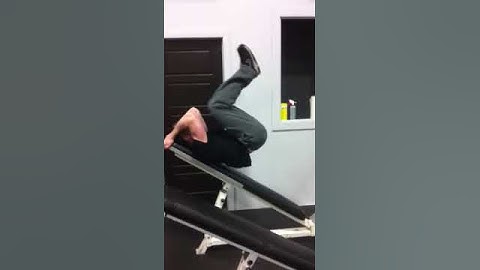 Reverse crunch on incline bench