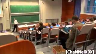 STUDENT MIT SCHREIBMASCHINE IN DER VORLESUNG!!!!!! 15 10 2012 youtube original