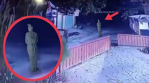 POCONG MELAYANG DI DEPAN RUMAH WARGA.. 10 PENAMPAKAN HANTU TERSERAM DAN TERJELAS YANG LAGI VIRAL 