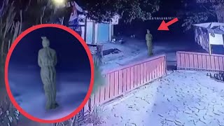 POCONG MELAYANG DI DEPAN RUMAH WARGA.. 10 PENAMPAKAN HANTU TERSERAM DAN TERJELAS YANG LAGI VIRAL