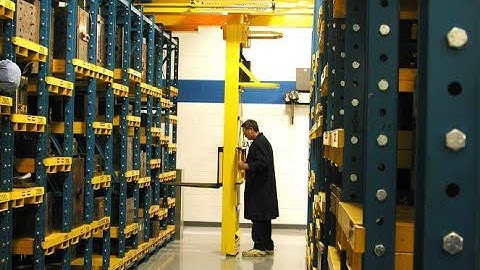 Heavy Goods Molds Dies Storage By Overhead Stacker Crane Over Adjustable Racks With Metal Pallets