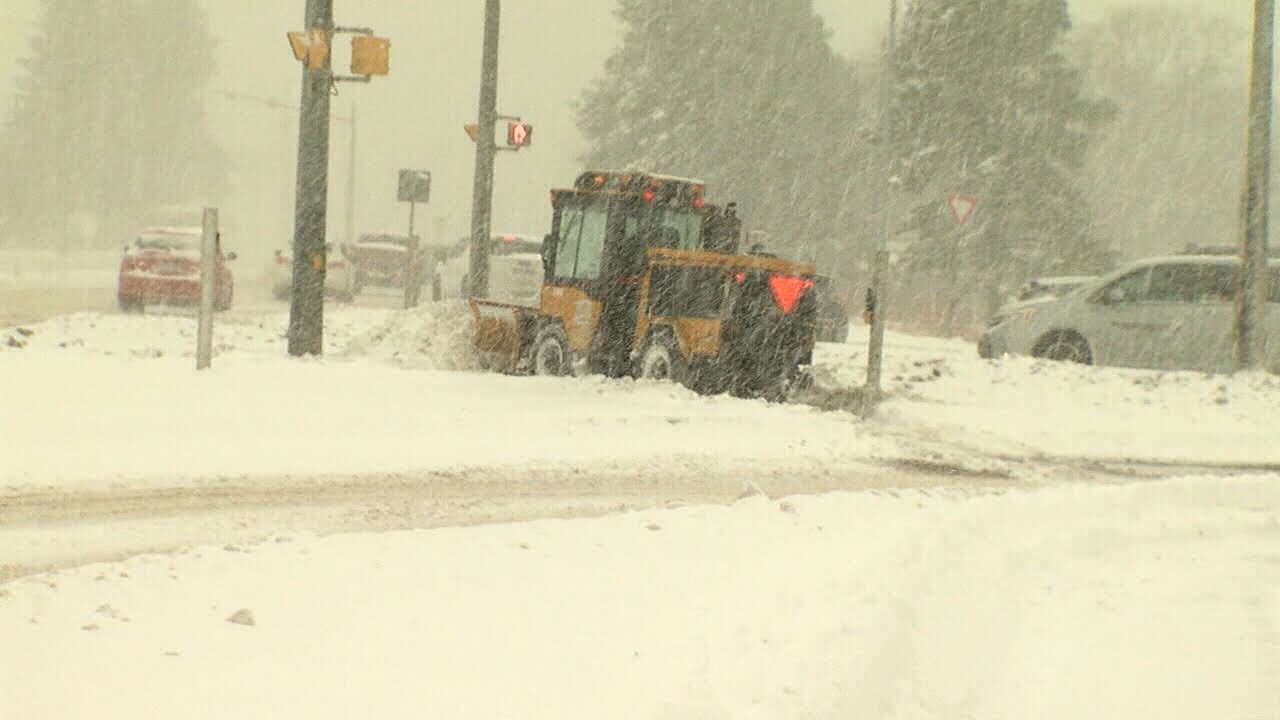 Major spring snowstorm continues - YouTube