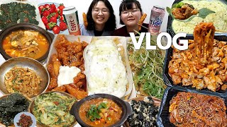 [먹방 브이로그]집밥 가득, 배달음식 가득🍻야채곱창&amp;당면,투존치킨 어니언파닭,양념치킨,고추장찌개,부추전,파래전,돼지고기김치찌개,열무비빔밥,김,술,딸기 폭식 mukbang vlog