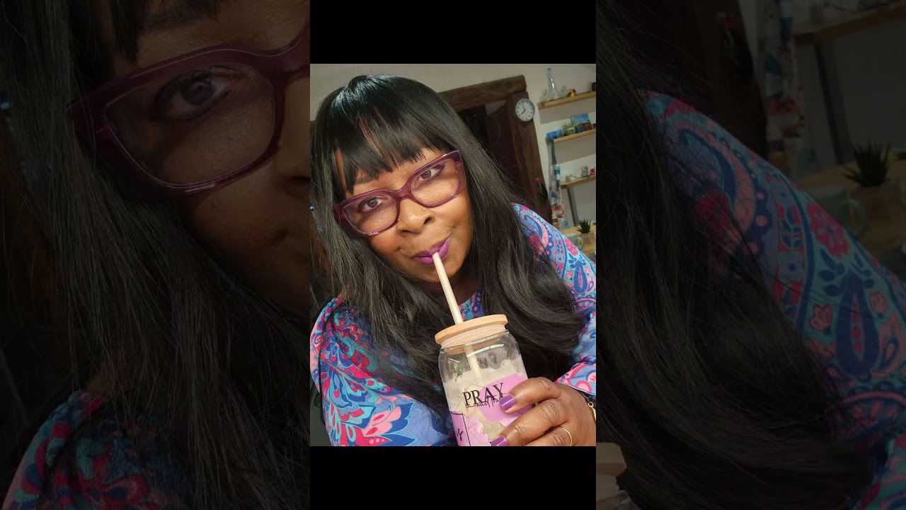 Sippin' my way into the weekend. Happy Friday. 💜 Smoothie Recipe