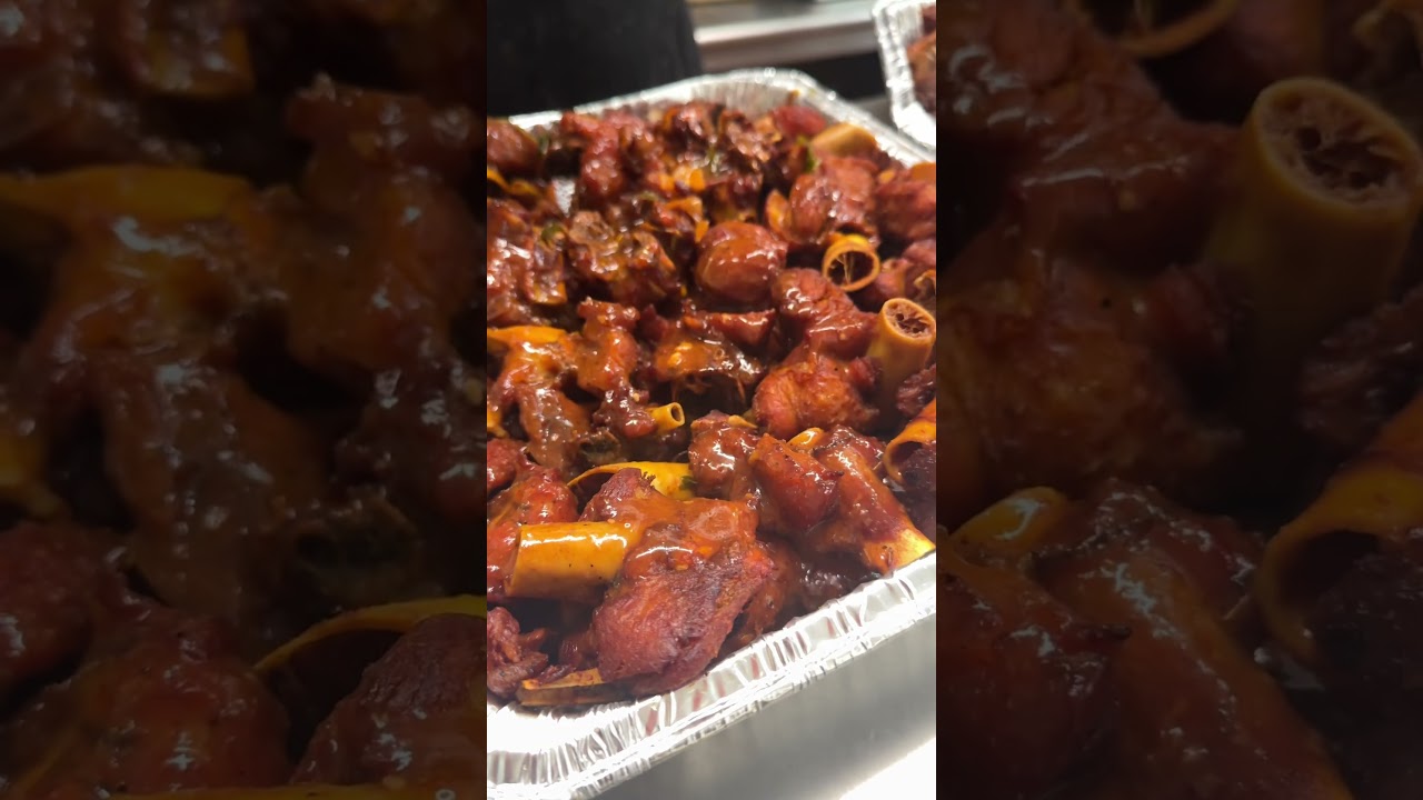 Поднос с гаитянским рагу из индейки 🇭🇹 Заказ кейтеринга для креольского ресторана Neguess 