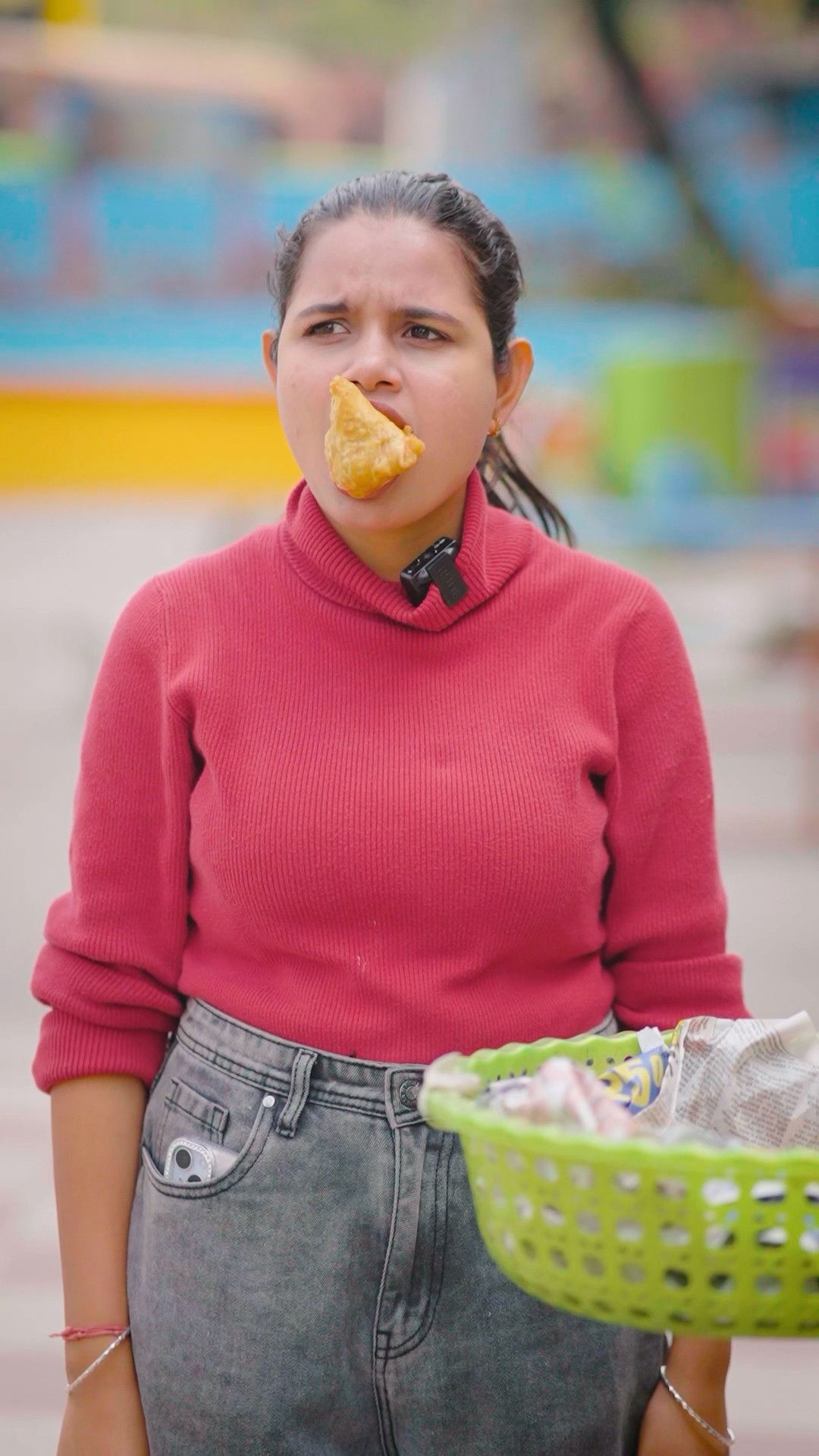 Ek Samosa Dedo?? #shortvideo #trending #love #shortvideo #shorts