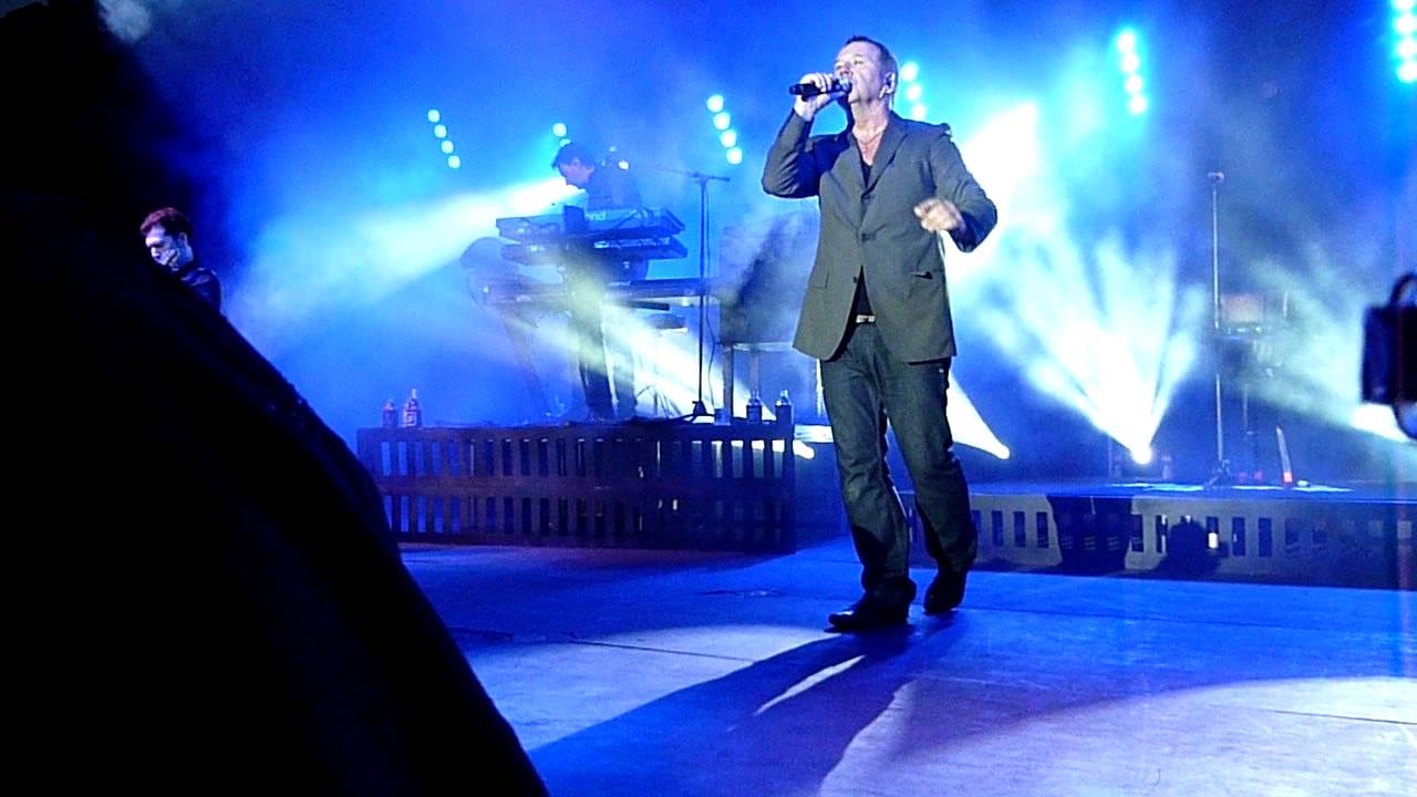 Simple Minds 'This earth that you walk upon' live at Hampton Court Palace