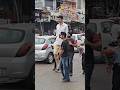 رجل طويل القامة يلفت الأنظار أثناء سيره وسط شارع في الهند