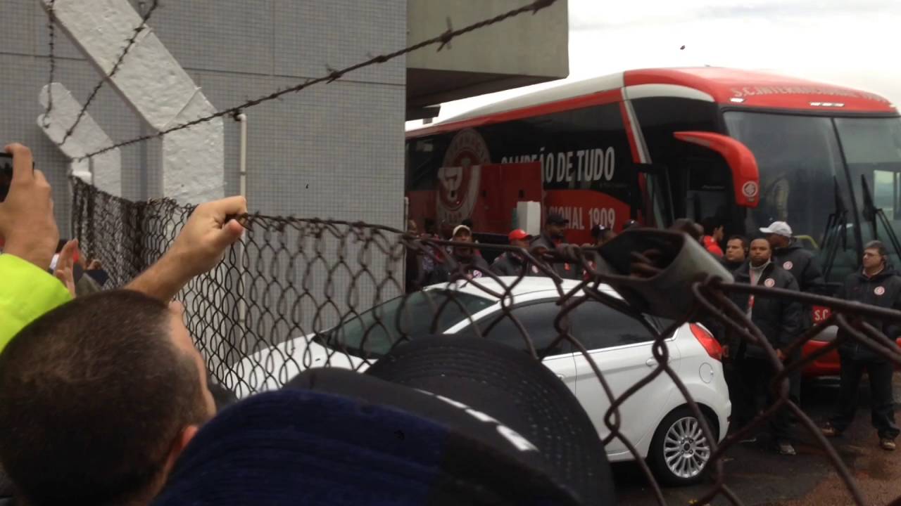 Inter desembarca em Porto Alegre sob protestos da torcida e Piffero como principal alvo