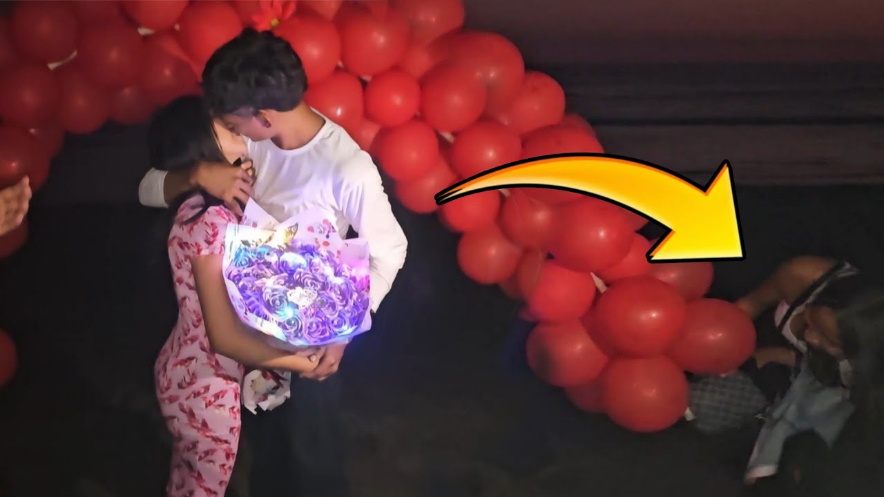 Mira Quien Llegó A Interrumpir A La Pareja En Pleno Beso😱 Solo A Destruir Todo😡