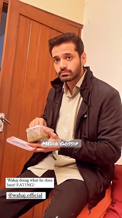 Wahaj Ali as #saad #eating #pakora #onset #mujhepyarhuatha #rabyakulsoom #wahajali#arydrama