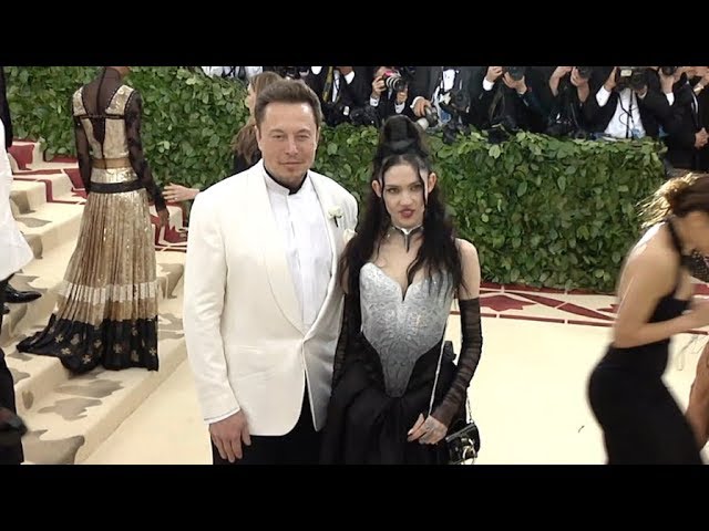 ⁣Elon Musk and Grimes at the 2018 MET Gala