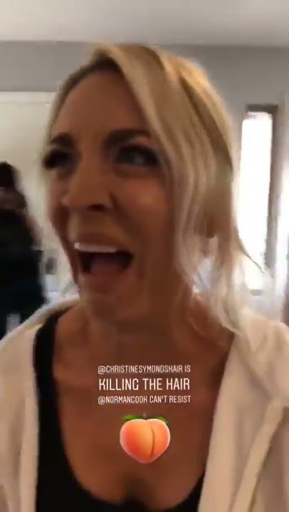 Kaley Cuoco Mooning Bare Ass