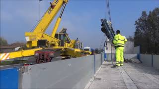 Gru contro il ponte sulla via Mantova