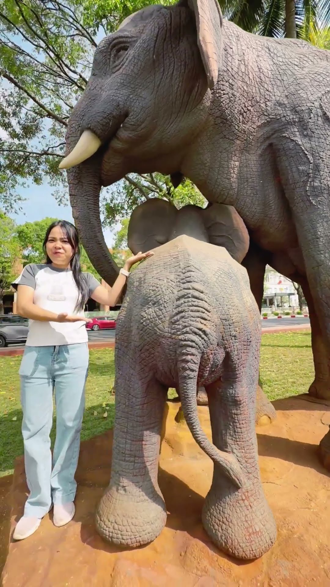 LNF - Chị Linh Nhi và những chú voi || Elephant Noob vs Pro vs Hacker #shorts