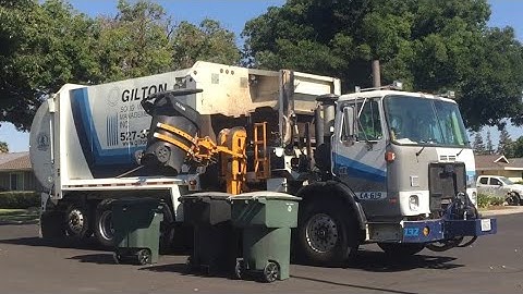 Screeching Autocar WX64 • Labrie Split Automizer Garbage Truck