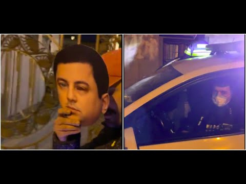 \"სირცხვილიას\" აქცია - პერფორმანსი აქტივისტებმა პარლამენტთან პოლიციას თალაკვაძის ლექსი წაუკითხეს