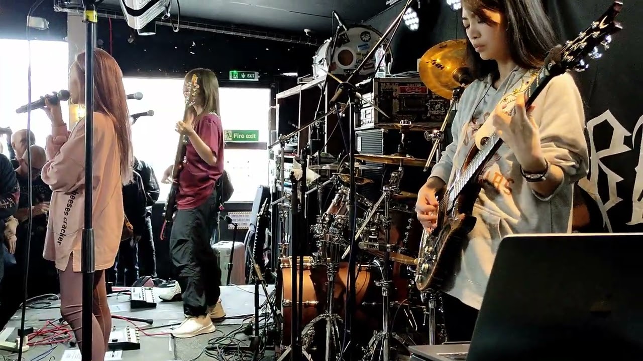 Part 1 -Lovebites setup soundcheck- パート1 - ラブバイツのショー前のサウンドチェック -When Destinies Align, New Cross Inn