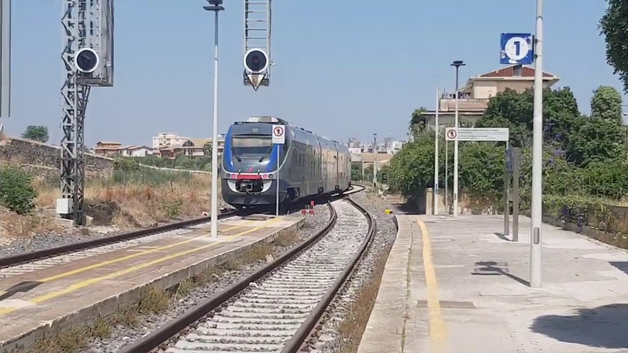 Stazione di Pozzallo: sul minuetto con... ciabatte, costume e telo da mare! 🚂 🌊