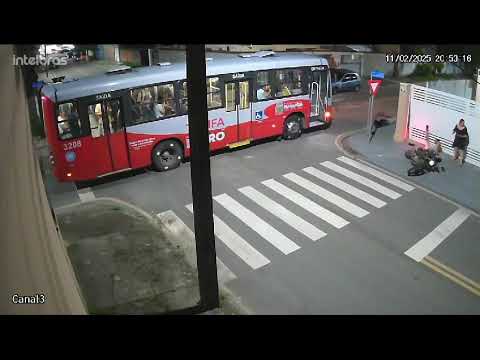 Motocicleta avança preferencial e colide com ônibus; duas pessoas ficaram feridas