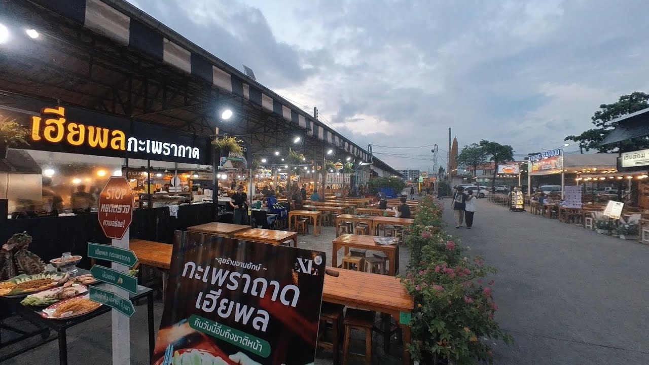 Exploring Srinagarindra Train Night Market