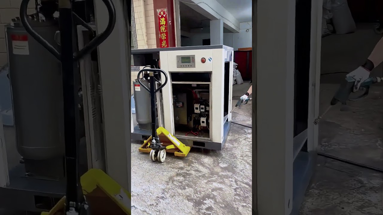 🤔 The debate between Oil-Injected and Oil-Free screw compressors is a fundamental one.