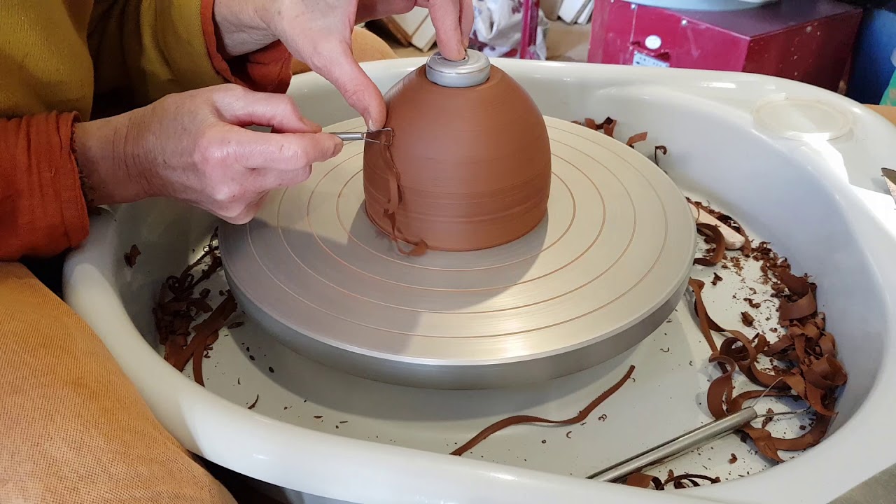 Poterie La Terre en Feu. Sophie Houdebert. tournassage d'un bol et rôle des outils.