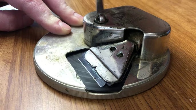 Operation of razor blade sharpeners 