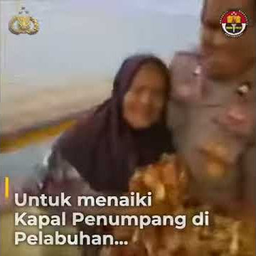Polisi Inspiratif Menggendong Wanita Lansia Yang Lumpuh