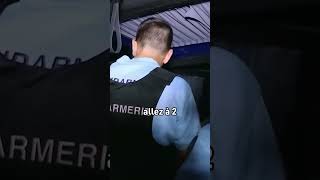 Il sort à poil devant les gendarmes 🤣