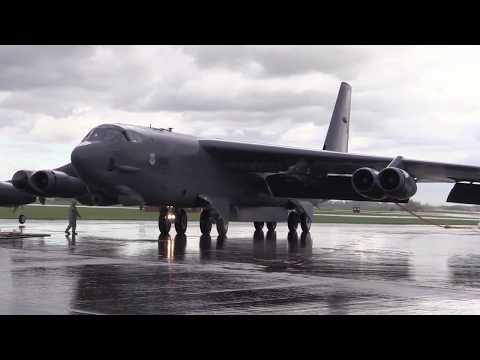 Бомбардировщики США B-52 на британском аэродроме • RAF Fairford