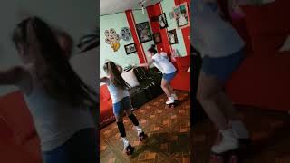 A Y Ali Bailando En Patines