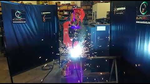 Welding robot Comau Smart 5 with Fronius Tps4000