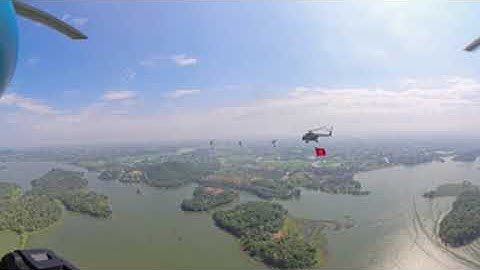 Biên đội trực thăng treo cờ Đảng, cờ tổ Quốc bay vào quảng trường Ba Đình thực hiện nhiệm vụ A80