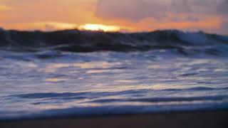 Волны на берегу Эхо-Бич на закате крупным планом