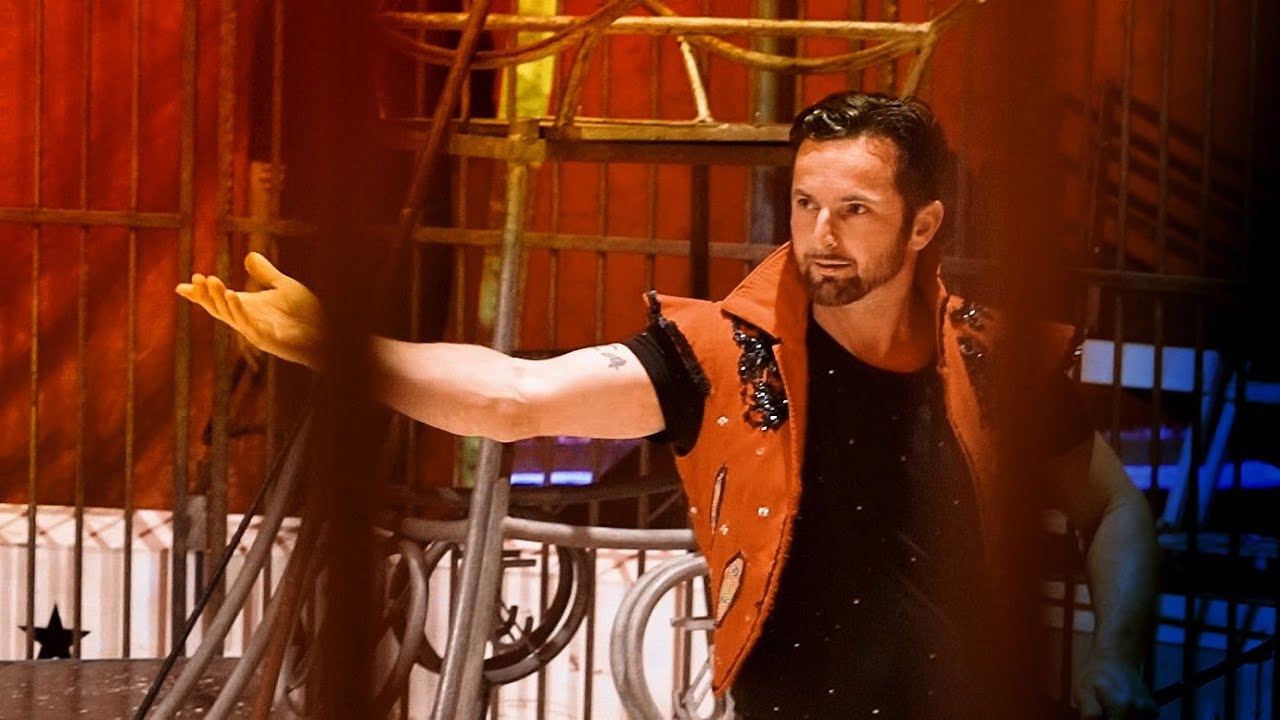 Cirque SENECA: spectacle avec les lions sans les barreaux de la cage.