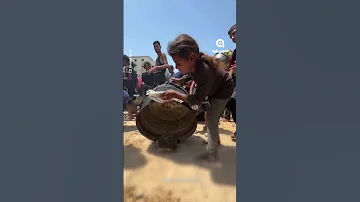 وجوه صغيرة أنهكها الجوع أطفال يتزاحمون عند أبواب التكي ات يحملون أوانيهم الفارغة وأحلامهم البسيطة 