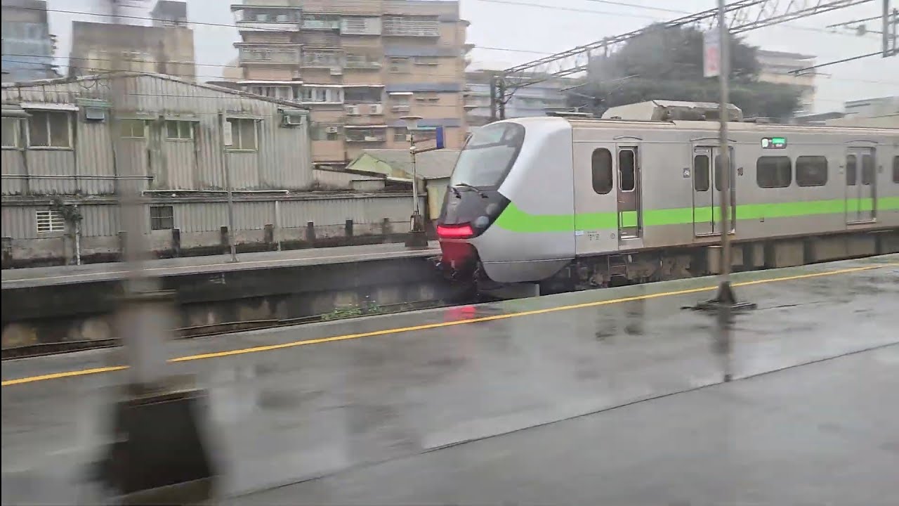 4119次瑞芳發車開往樹林的銀綠色微笑號EMU900型十輛一編組EMU902區間車，和4707次菁桐發車開往八堵的1025+一畑電車X台鐵公司締結台日友好彩繪1035+1016三節DRC原色柴油客車