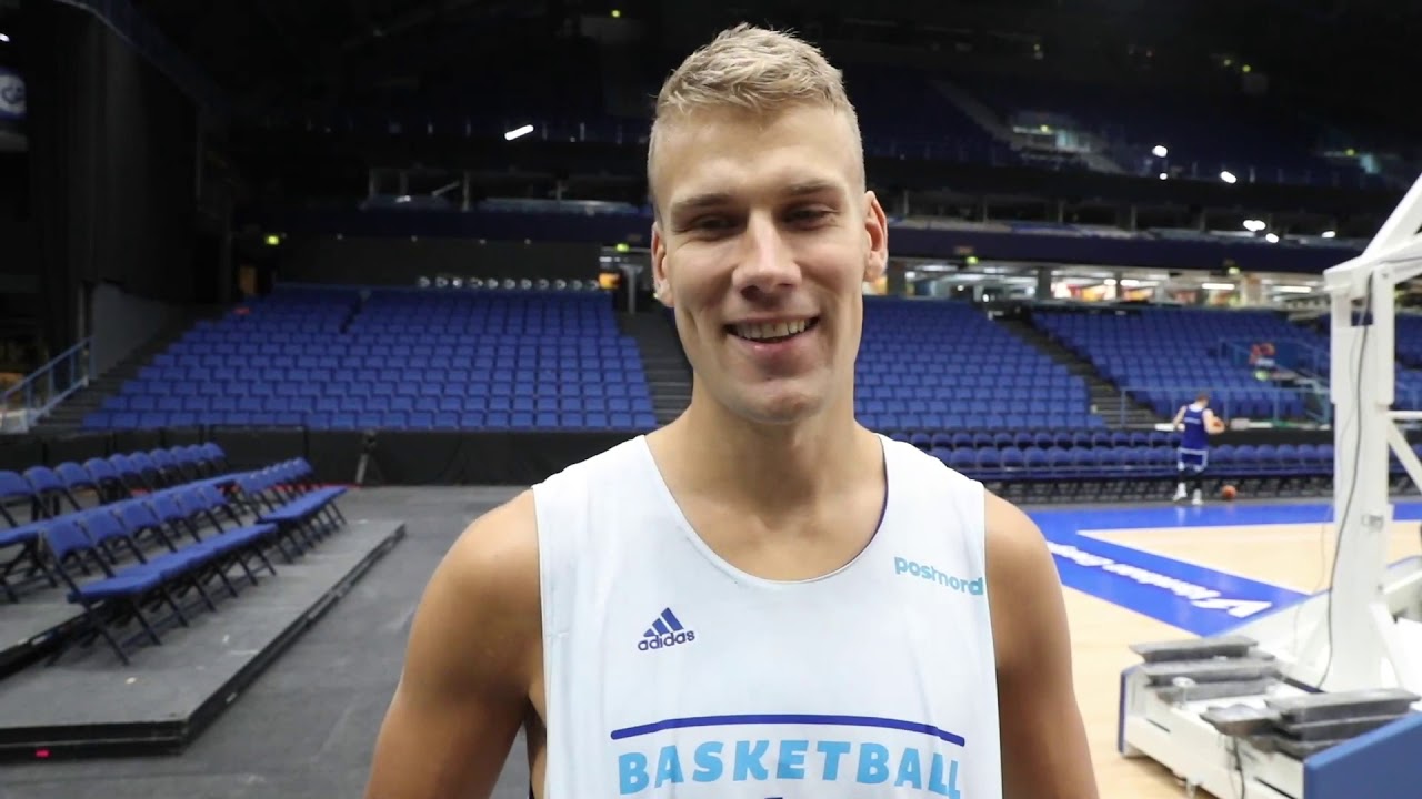 Carl Lindbomin mietteet Liettua-kotimatsin aattona 15.8.2019 koripallokori