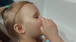 Реальное видео! Как правильно промывать нос новорожденному, ребенку.Амелия сама промывает нос в 3 г!