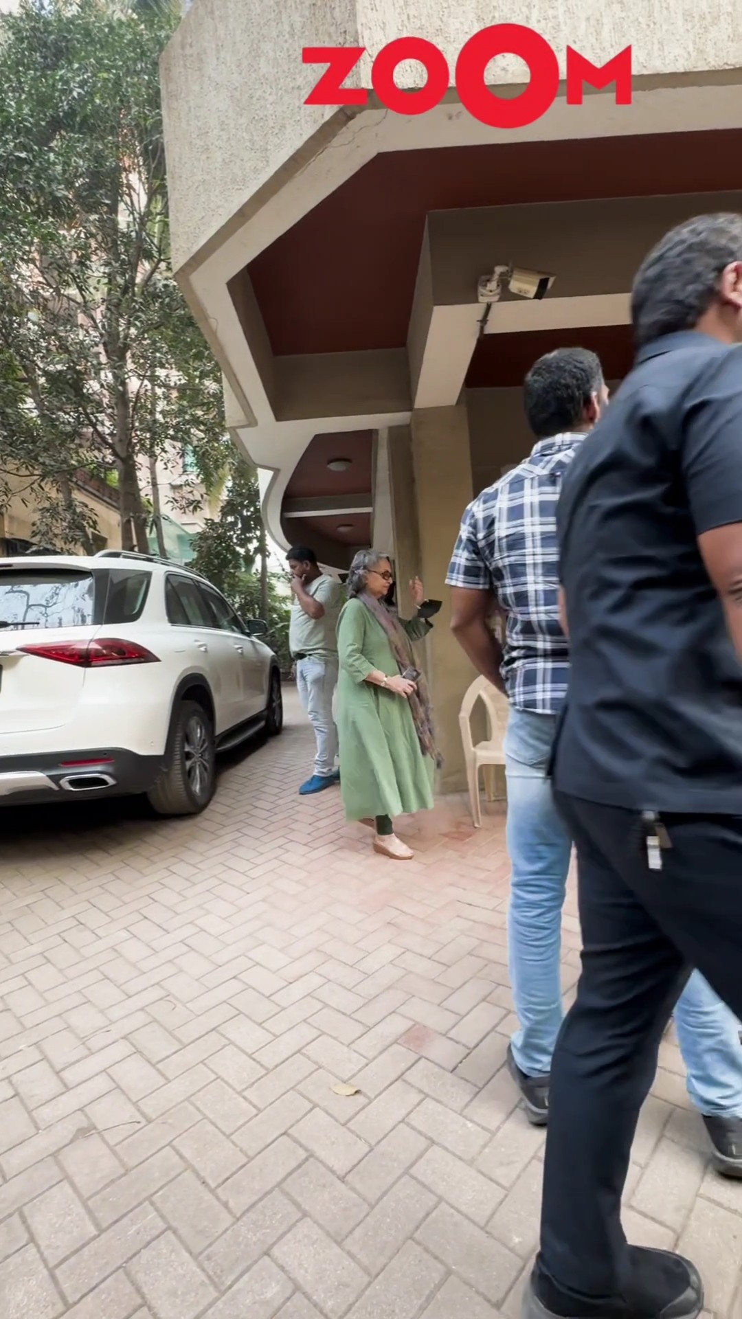 Sharmila Tagore ARRIVES to meet son Saif at his house post his discharge ? #sharmilatagore #shorts