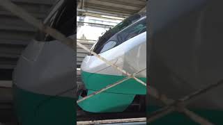 フレッシュひたちリバイバル塗装（グリーン緑）の特急ひたちE657系が上野駅を出発