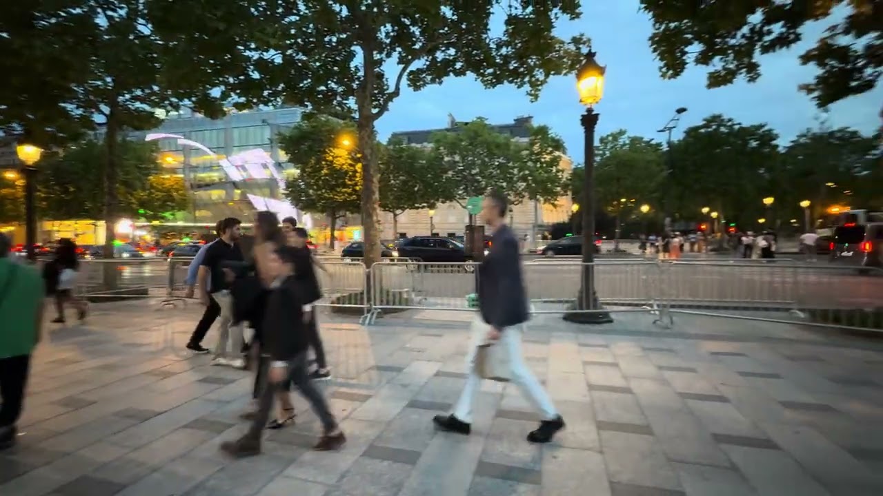 Paris France 🇫🇷 - Les Champs Elysées et l’Arc de Triomphe en début d’après-midi 