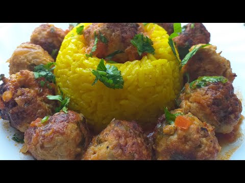 فيديو: طاجن مع كرات الدجاج على طبق من الأرز والخضروات