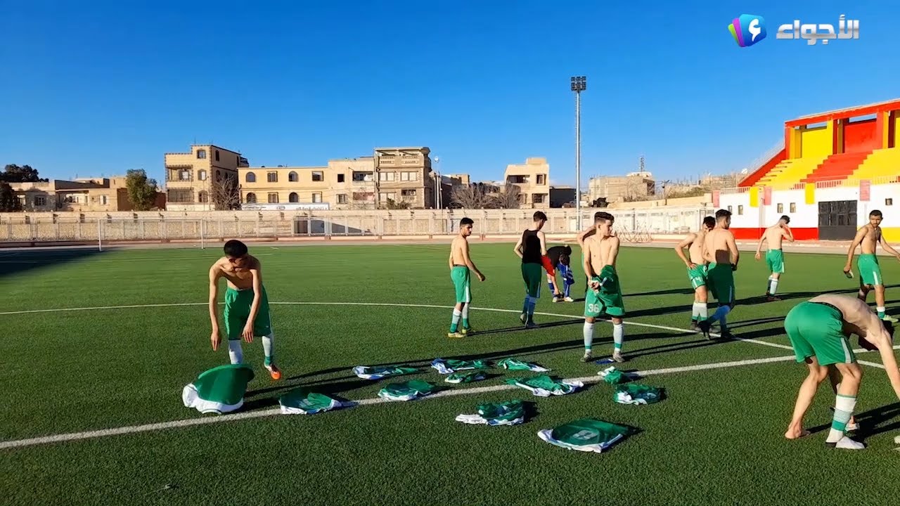 شاهد لاعبي فريق أولمبي مجانة يرمون أقمصتهم في منتصف الملعب عقب نهاية مواجهة وفاق المسيلة